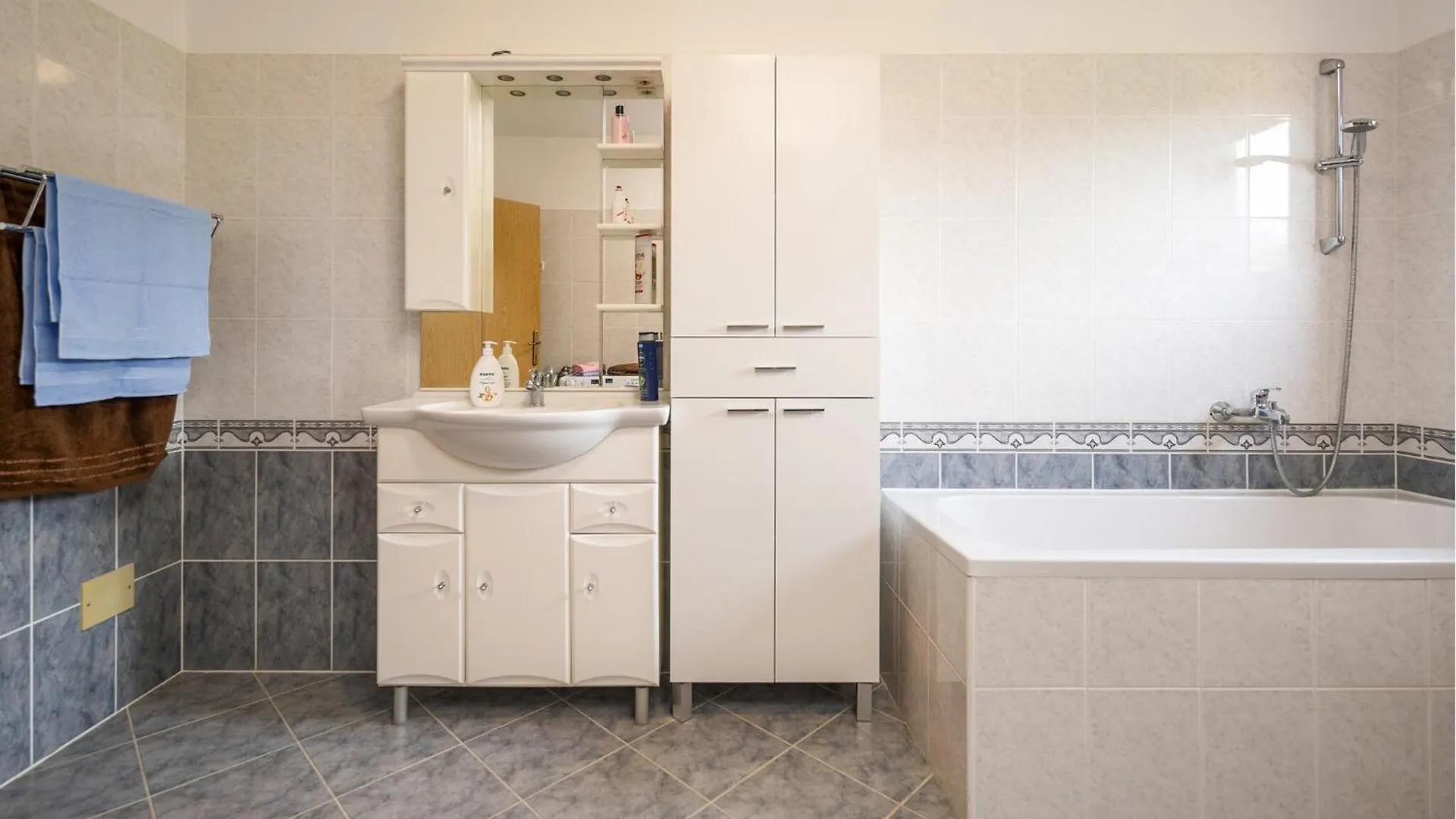 3 Bedroom Stunning Apartment In Kastav 0*,